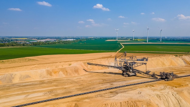 Panorama della miniera di superficie di Garzweiler in Germania con macchinari pesanti e centrale elettrica in lontananza