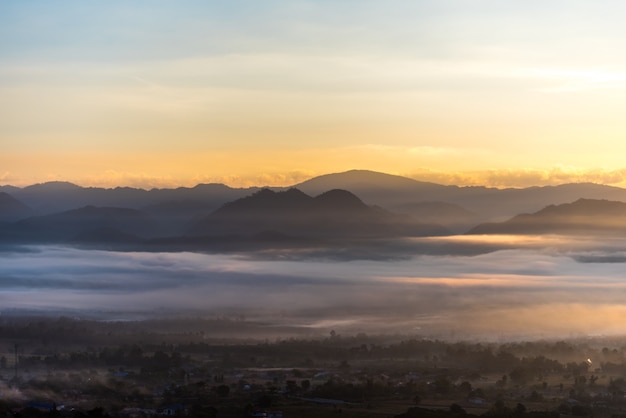 panorama della montagna con raggi di sole in mattinata e nebbia