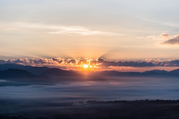 panorama della montagna con raggi di sole in mattinata e nebbia