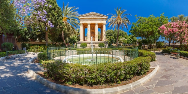 Panorama della primavera in fiore Lower Barrakka Gardens e monumento dedicato ad Alexander Ball nella città vecchia di La Valletta, capitale di Malta.