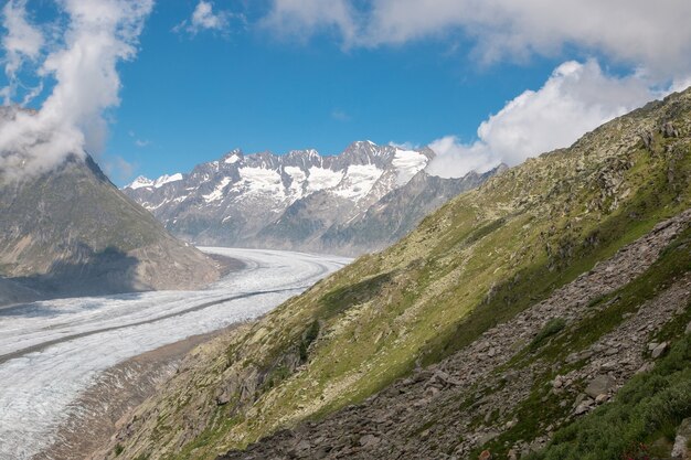 Panorama della scena delle montagne, passeggiata attraverso il grande ghiacciaio dell'Aletsch, percorso Aletsch Panoramaweg nel parco nazionale Svizzera, Europa. Paesaggio estivo, tempo soleggiato, cielo azzurro e giornata di sole