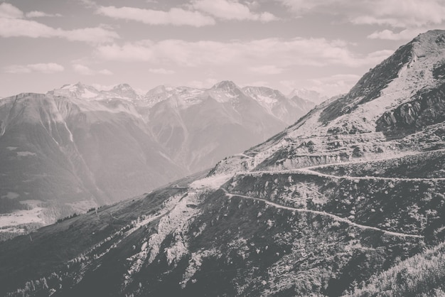 Panorama della scena delle montagne, percorso del grande ghiacciaio dell'Aletsch nel parco nazionale Svizzera, Europa. Paesaggio estivo, tempo soleggiato, cielo azzurro e giornata di sole