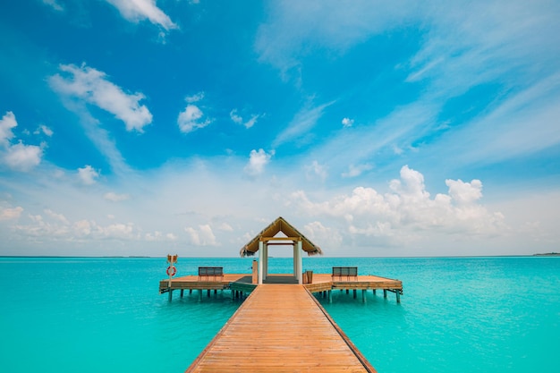 Panorama della spiaggia dell'isola delle Maldive Molo sull'oceano laguna vacanze estive Energia positiva