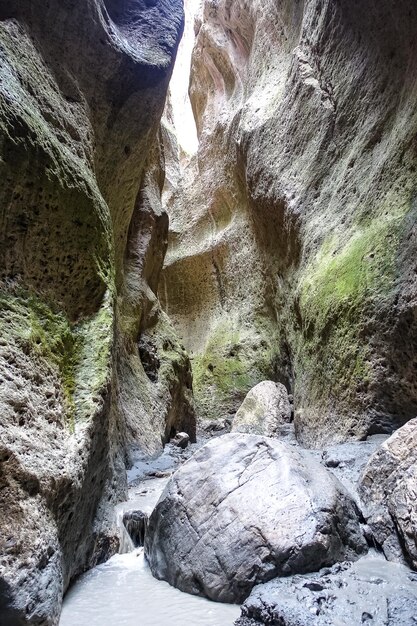 Panorama della stretta gola del Karadakh con la luce del sole in Daghestan Russia giugno 2021