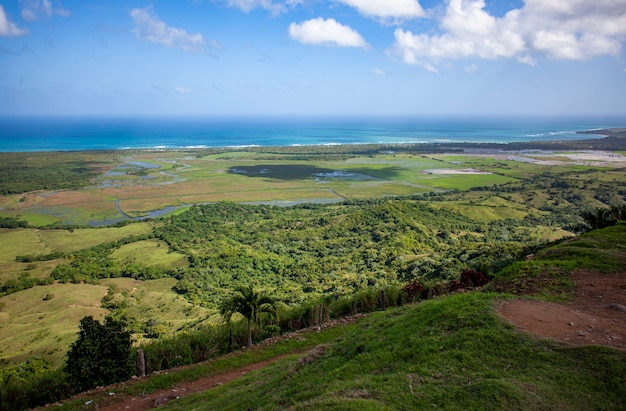 Panorama della vista dall'alto di MontaÃƒÂ±a Redonda nella Repubblica Dominicana