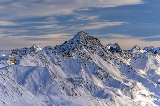 Panorama delle alpi svizzere della montagna di Parsenn nell'inverno