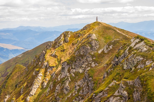 Panorama delle montagne carpatiche nel giorno soleggiato di estate