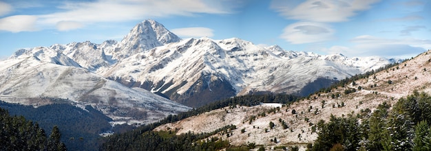 Panorama delle montagne dei Pirenei francesi con il Pic du Midi de Bigorre