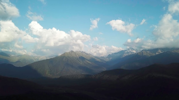 Panorama delle montagne della Crimea Belle montagne con foreste vista aerea