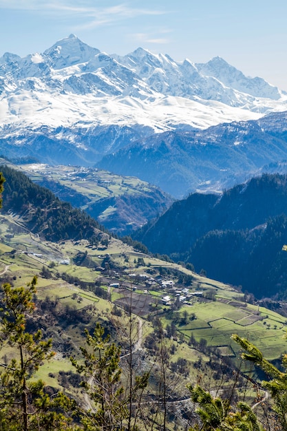 panorama delle montagne della Georgia e neve