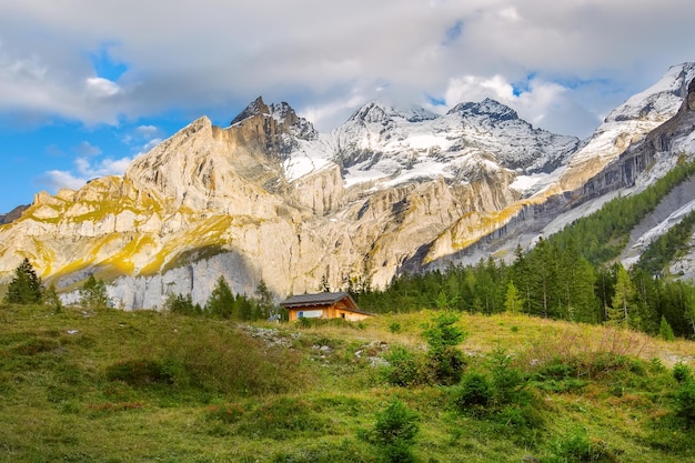 Panorama delle montagne innevate delle Alpi svizzere Svizzera