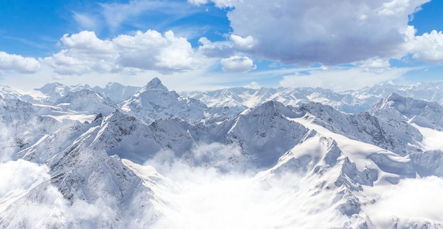 Panorama delle montagne invernali con cielo blu nella montagna russia del caucaso regionelbrus