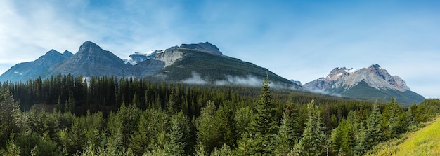 Panorama delle montagne rocciose canadesi nel parco nazionale jasper canada