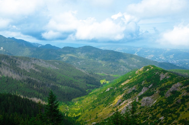 Panorama delle montagne Tatra dal picco Kasper di Kasprowy wierch in un giorno d'estate in Polonia