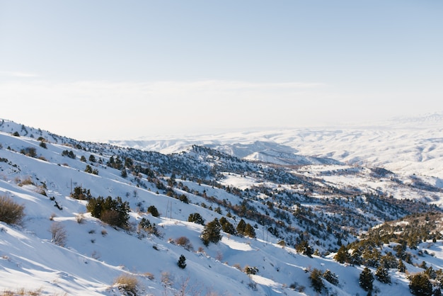 Panorama delle montagne Tien Shan, che si apre dalla cima di un passo di montagna nella località