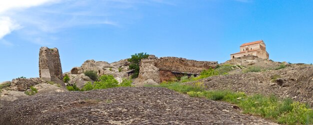 Panorama delle rovine preistoriche della città cavernicola Uplistsikhe nella regione del Caucaso in Georgia