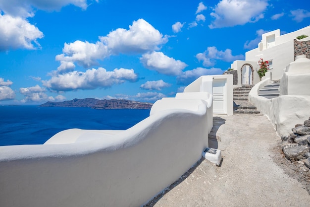 Panorama delle vacanze estive, destinazione di lusso famosa in Europa. Architettura bianca a Santorini, Grecia.