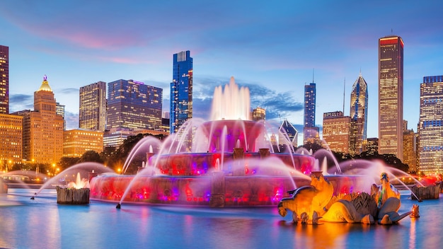 Panorama dello skyline di Chicago con grattacieli e fontana di Buckingham al crepuscolo