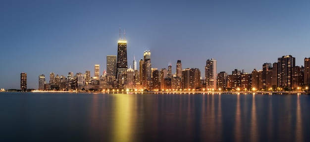 Panorama dello skyline di Chicago di notte visto dalla spiaggia di North Avenue