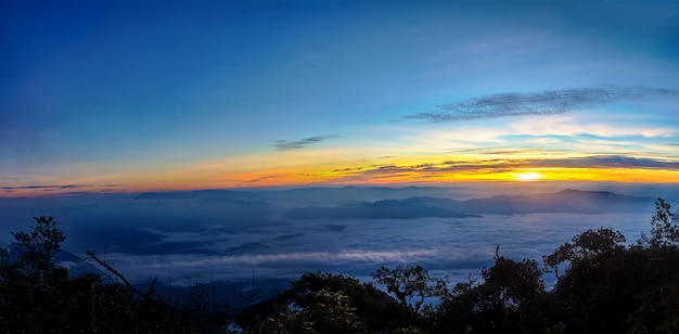 Panorama di Alba con nebbia, nebbia e nuvole coprono la montagna all&#39;alba