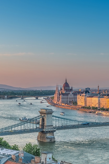 Panorama di Budapest al tramonto. Monumenti ungheresi