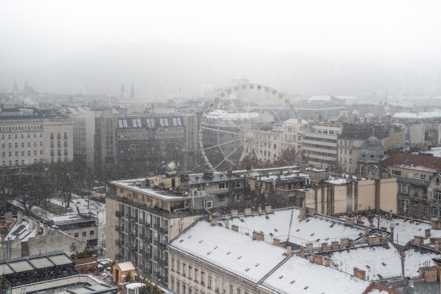 Panorama di Budapest con ruota panoramica sulla piazza Erzsebet in inverno. Ungheria