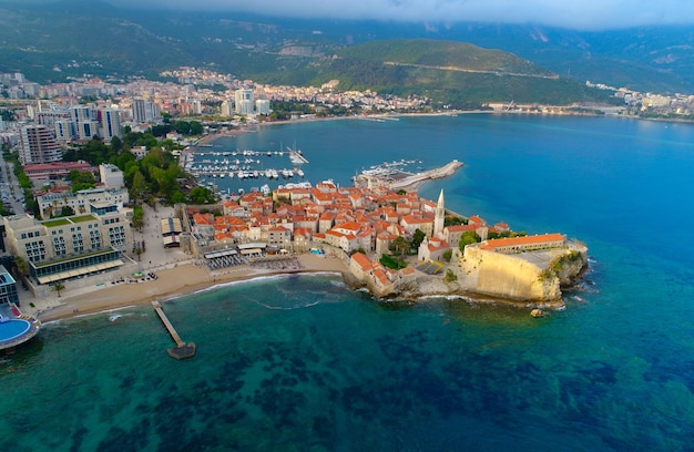 Panorama di Budva ripreso da un quadricottero. Montenegro.