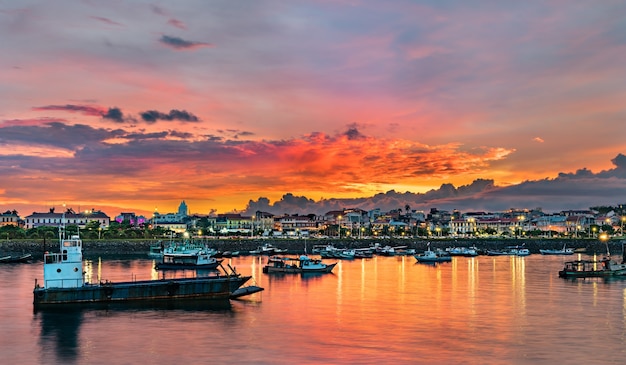 Panorama di Casco Viejo, il quartiere storico di Panama City al tramonto. Patrimonio mondiale dell'UNESCO in America Centrale