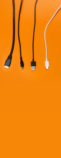 Panorama di cavi USB su sfondo arancione