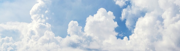 Panorama di cielo azzurro con nuvole bianche con tempo soleggiato