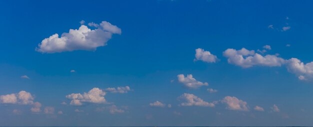 Panorama di cielo blu con nuvole bianche