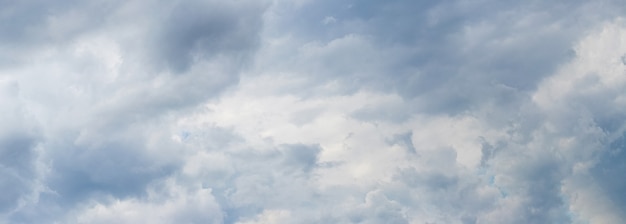 Panorama di cielo nuvoloso, cielo con nuvole azzurre e grigie