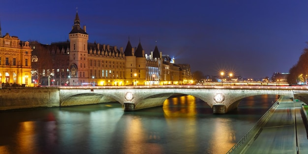 Panorama di Conciergerie di notte Parigi Francia