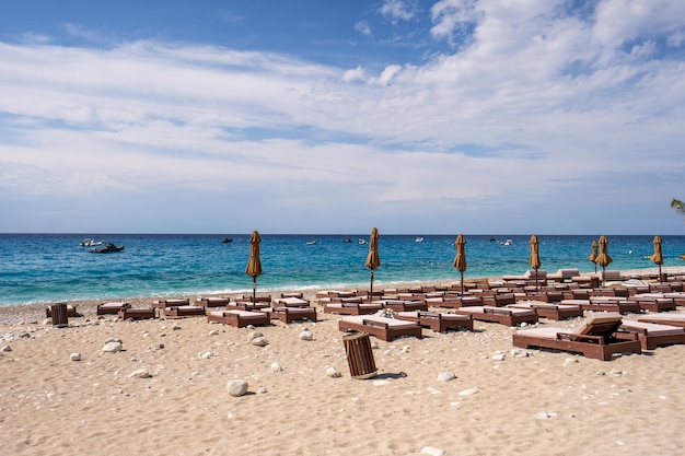 Panorama di Dhermi sulla spiaggia della costa verde dell'Albania