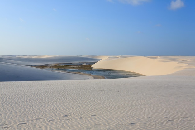 Panorama di dune di sabbia bianca dal Parco Nazionale di Lencois Maranhenses Brasile Laguna di acqua piovana Paesaggio brasiliano