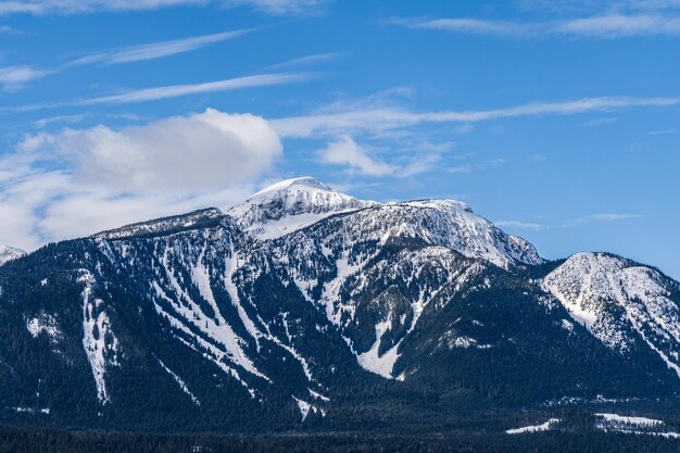 panorama di enormi montagne coperte di neve british columbia canada.