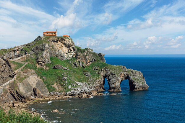 Panorama di Gustelugache nel Golfo di Biscaglia in Spagna