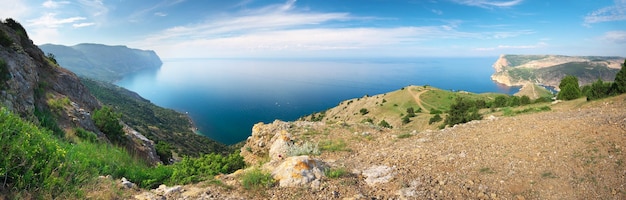 Panorama di montagna e mare