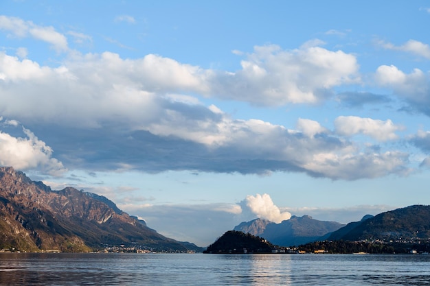 Panorama di montagna intorno al lago di como italia