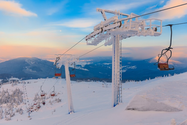 Panorama di montagna invernale con impianti di risalita