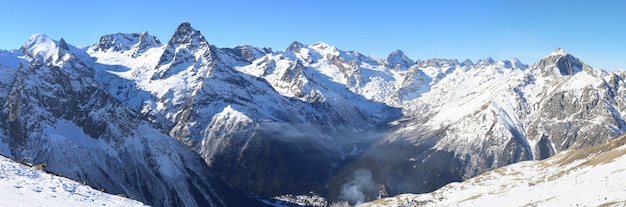 Panorama di montagna invernale