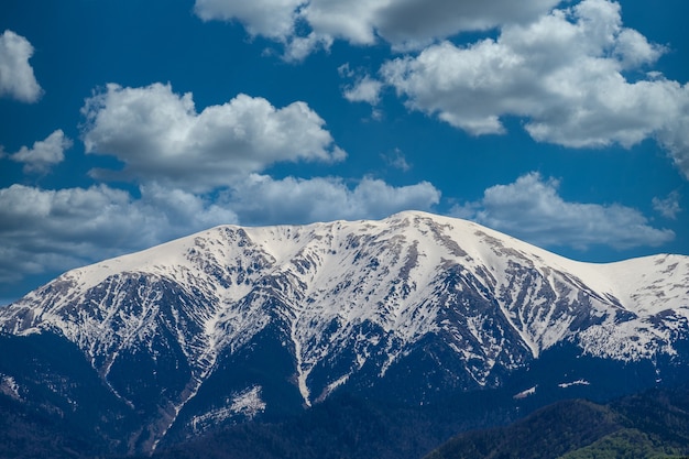 Panorama di montagne con neve sulle cime e nuvole sul cielo