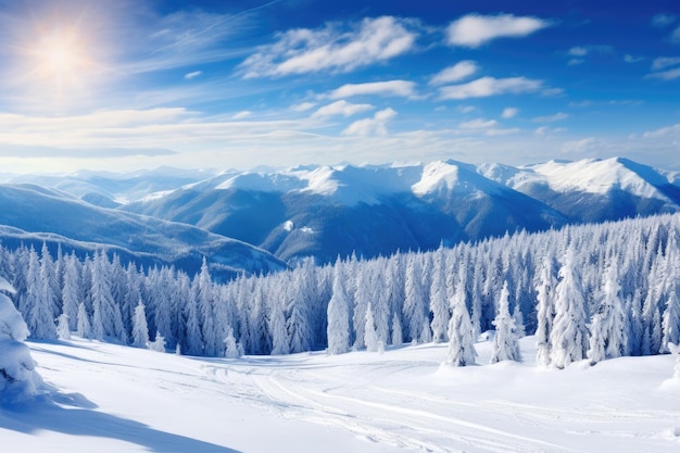 Panorama di montagne con pendici innevati fuori pista e cielo blu illuminato dal sole in inverno