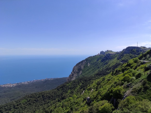 Panorama di montagne e mare