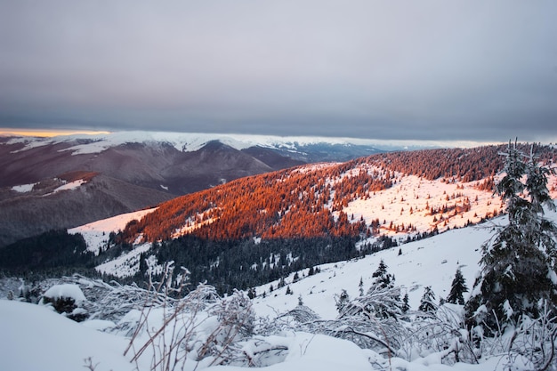 Panorama di montagne innevate, neve e nuvole all'orizzonte