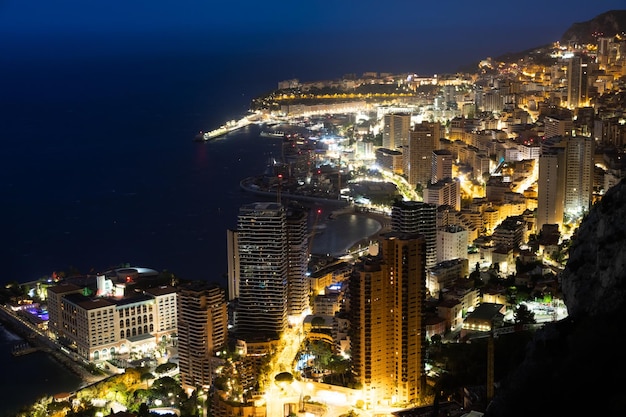 Panorama di Monte Carlo illuminato di notte Paesaggio urbano con architettura di lusso