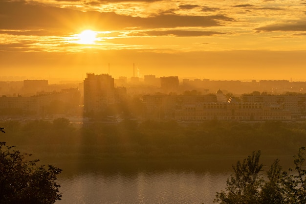 Panorama di Nizhny Novgorod al tramonto