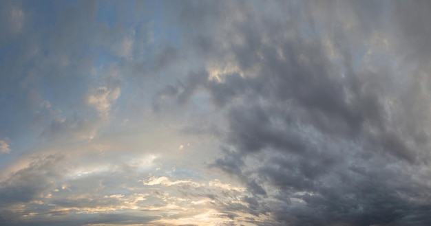 Panorama di nuovo villaggio con bel cielo al tramonto Copyspace