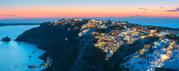 Panorama di Oia o Ia al tramonto, Santorini, Grecia