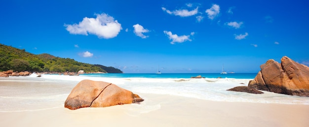 Panorama di palme e spiagge tropicali Spiaggia di Anse Lazio all'isola di Praslin, Seychelles